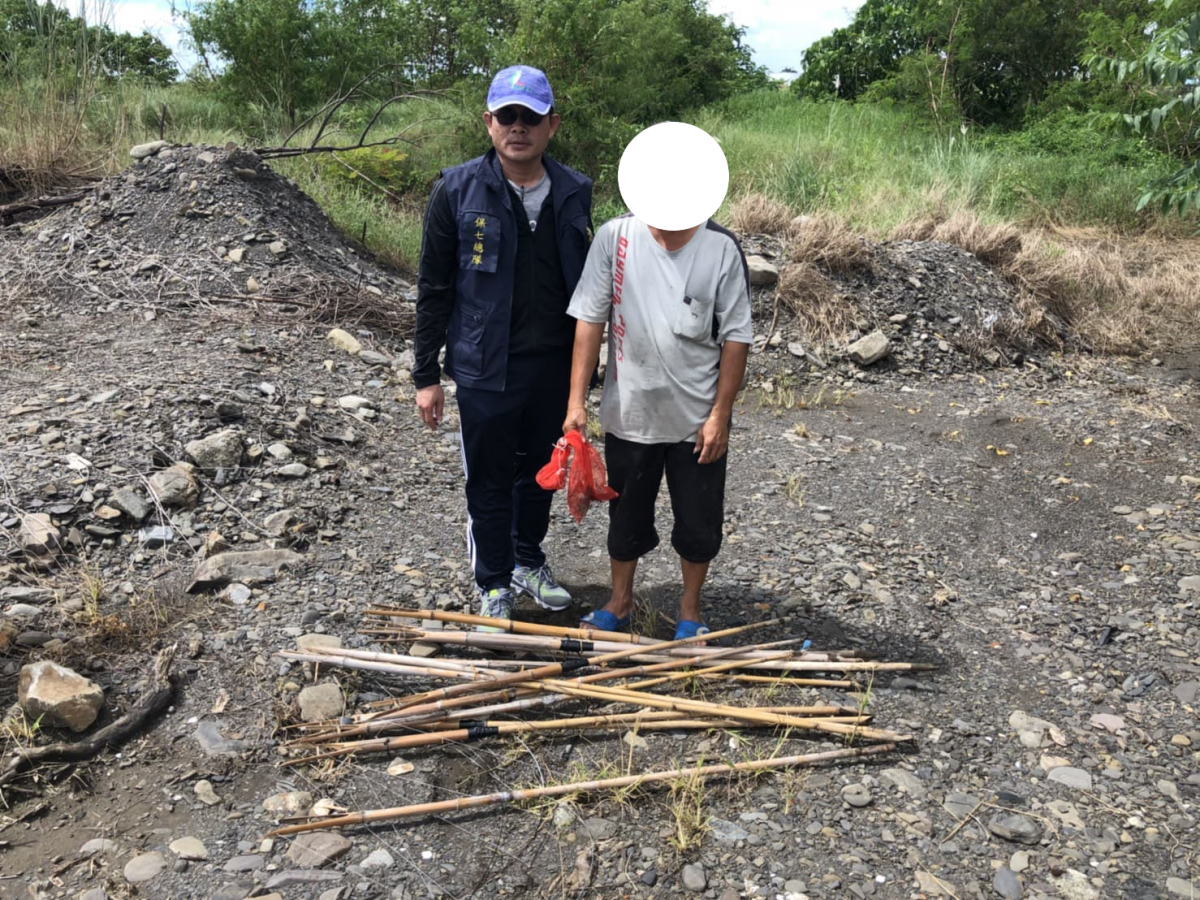 陳姓男子一共架設13支捕鳥陷阱「鳥仔踏」。保七總隊第八分隊/提供