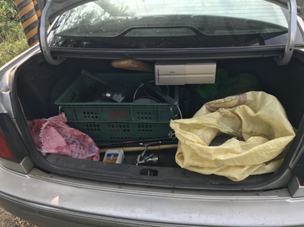 警方在嫌犯後車箱查獲一批捕鳥的工具。 新竹縣政府/提供