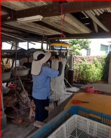 養豬業者應加裝捕蚊燈、滅蚊燈來減少病媒蚊入侵。 高雄市衛生局/提供