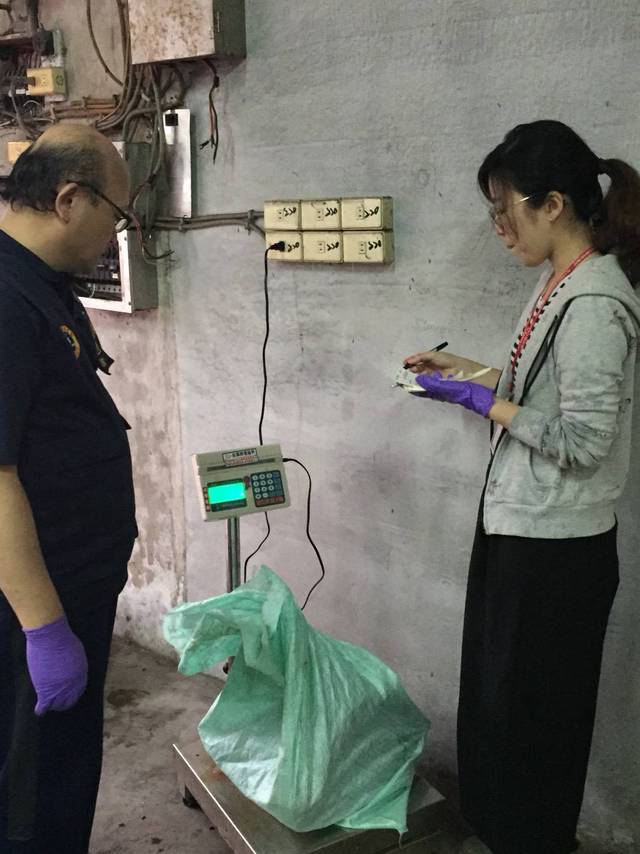 宜蘭農業處人員清點鯨豚肉的數量。 海巡隊/提供