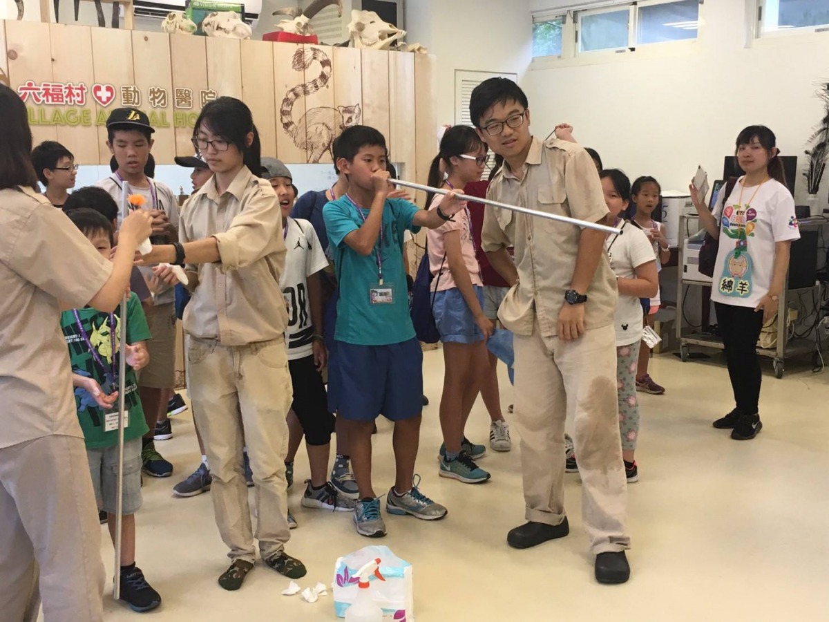學員們學習平常動物園的保育員如何使用吹箭。桃園市救國團/提供