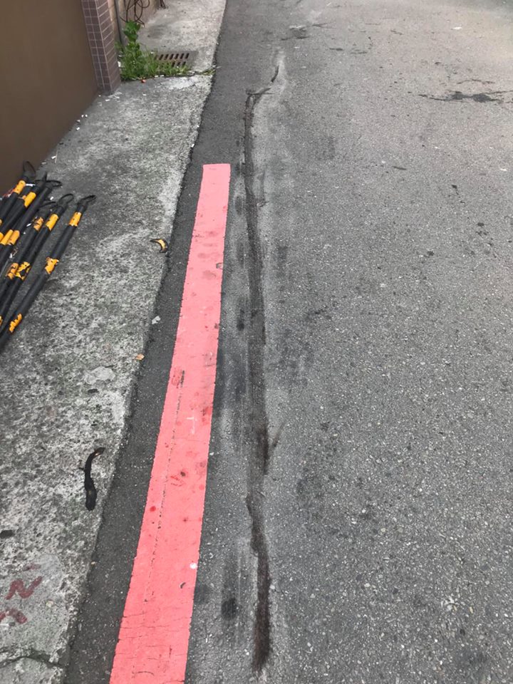 事發現場還留下一條狗狗被拖行的痕跡。黃姓志工/提供