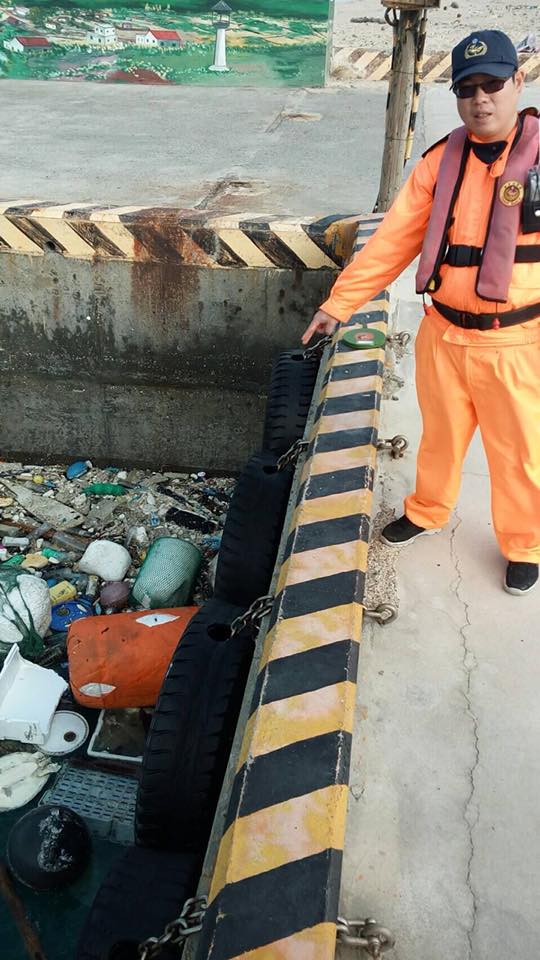澎湖港區海面漂浮大量的垃圾。 岸巡七總隊/提供