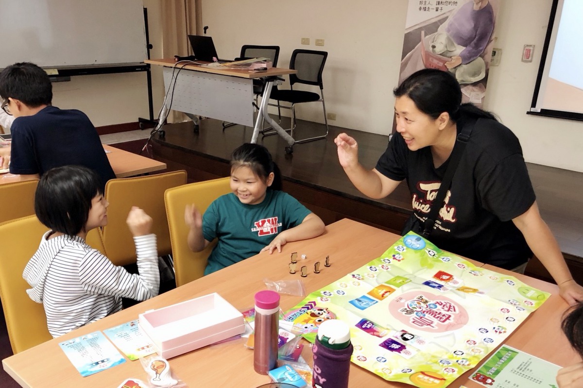 小朋友們開心體驗生命教育桌遊。 台中市動保處/提供