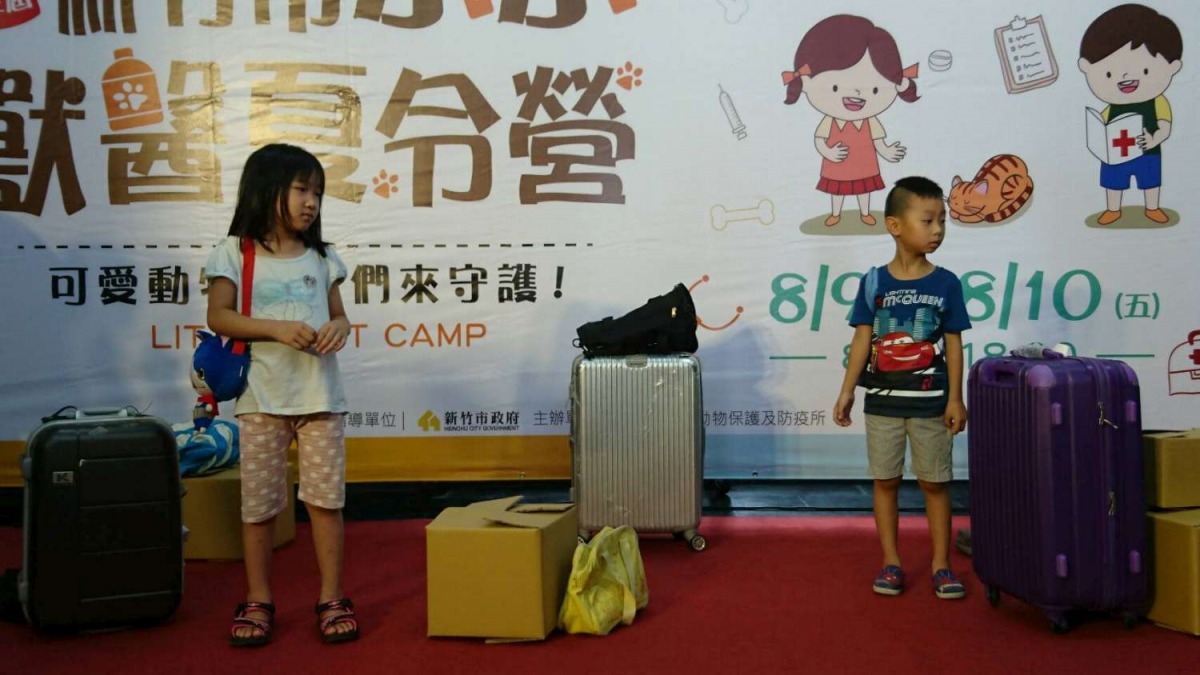 檢疫犬Mini成功在眾多行李中找到違禁品。 新竹動保所/提供