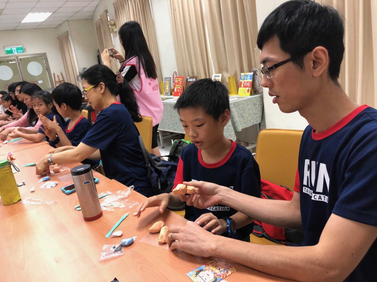 家長與孩子們一起動手捏陶土。 台中市動保處/提供
