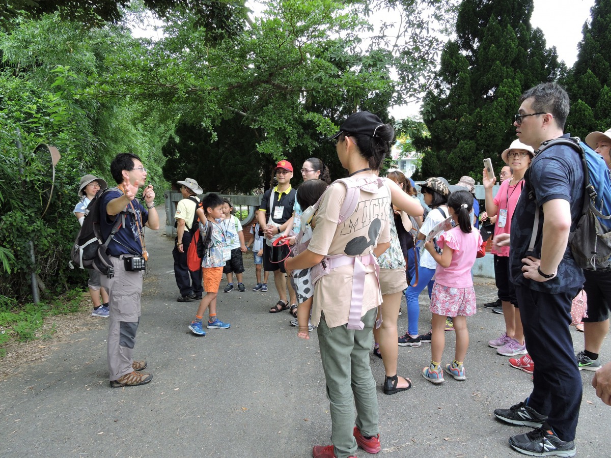 帶領民眾到石虎的棲地進行田野調查。 苗栗縣政府/提供