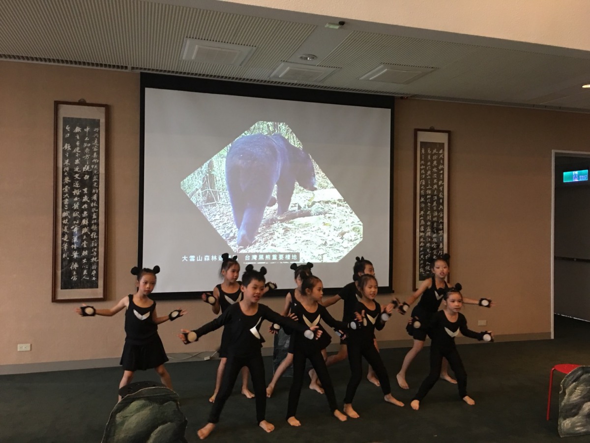 全民健康黑熊舞蹈大賽的冠軍團隊「米卡創意」的小朋友進行舞蹈表演。 東勢林管處/提供