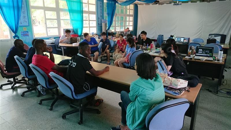 長榮大學4名國際學生與海洋大學研究生一起討論海龜的生態調查。 長榮大學/提供