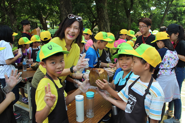 小朋友親手製作給台灣黑熊及紅毛猩猩吃的椰子冰。 高雄市觀光局/提供