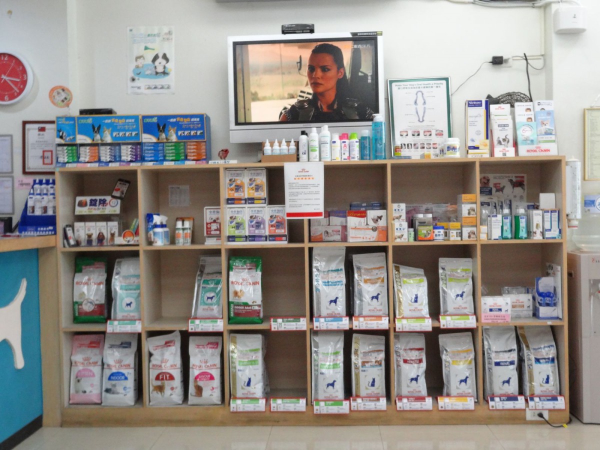 民眾在任何寵物用品店購買藥品時應注意是否有合法販賣許可證,自己也要留意是否適用於自家毛寶貝。 新北市動保處/提供
