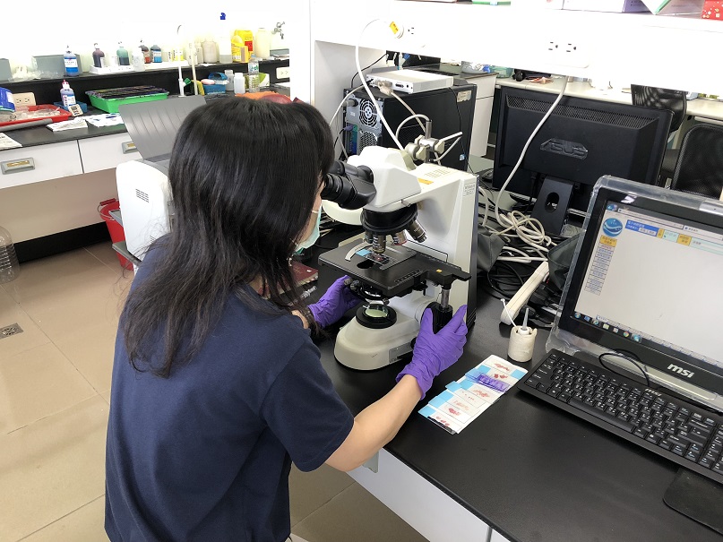 魚病檢驗站的獸醫師利用顯微鏡診斷魚隻。 高雄市動保處/提供