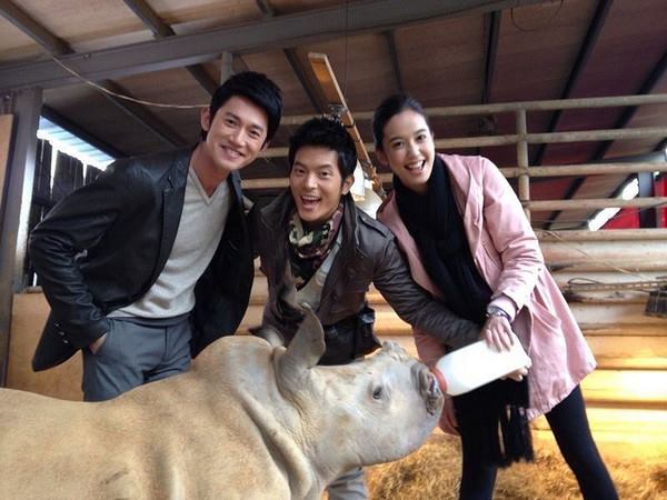 宥勝曾在2011年到六福村與犀牛「妮妮」拍攝偶像劇。莊福文教基金會/提供 (翻攝自三立新聞)