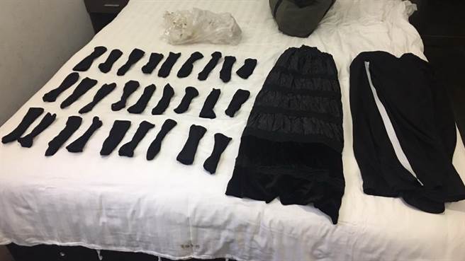 3名女子用黑色棉襪和膠帶包裹活體動物。 金門查緝隊/提供