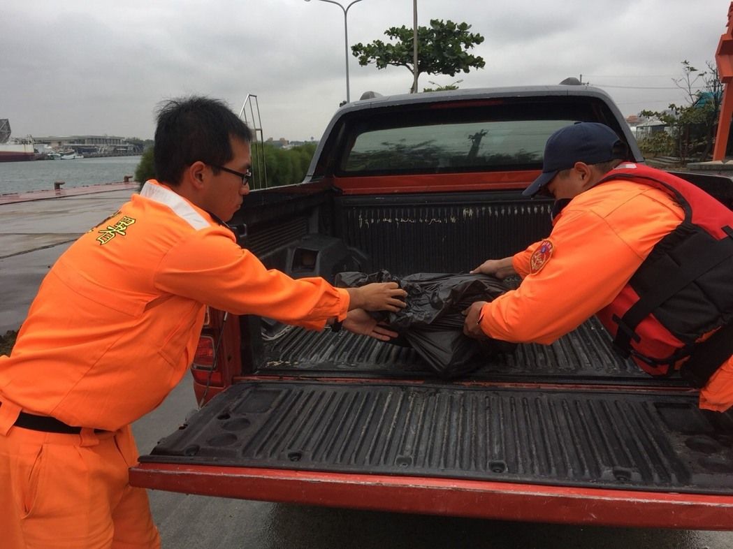 綠蠵龜遺體已被帶回成大海洋生物研究中心進行病理研究。 第11海巡總隊/提供