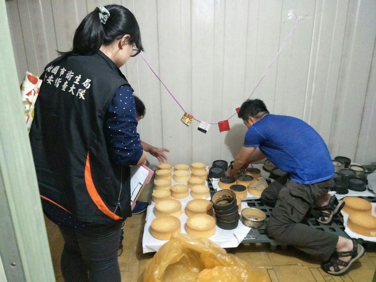 衛生局回收、銷毀下游烘焙業者的液蛋製品。 桃園市衛生局/提供