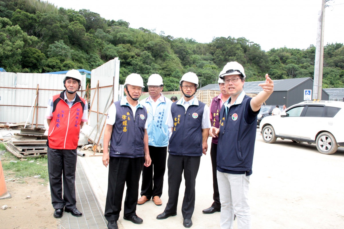 苗栗縣長徐耀昌(左2)日前到生態保育教育中心視察工程。 苗栗縣政府/提供