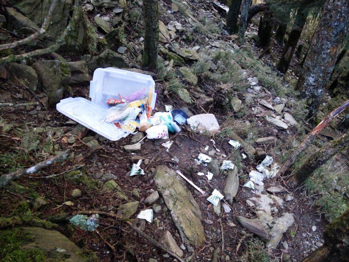 17日嘉明湖山屋倉庫內的整理箱被台灣黑熊拖出來翻找食物。 台東林管處/提供