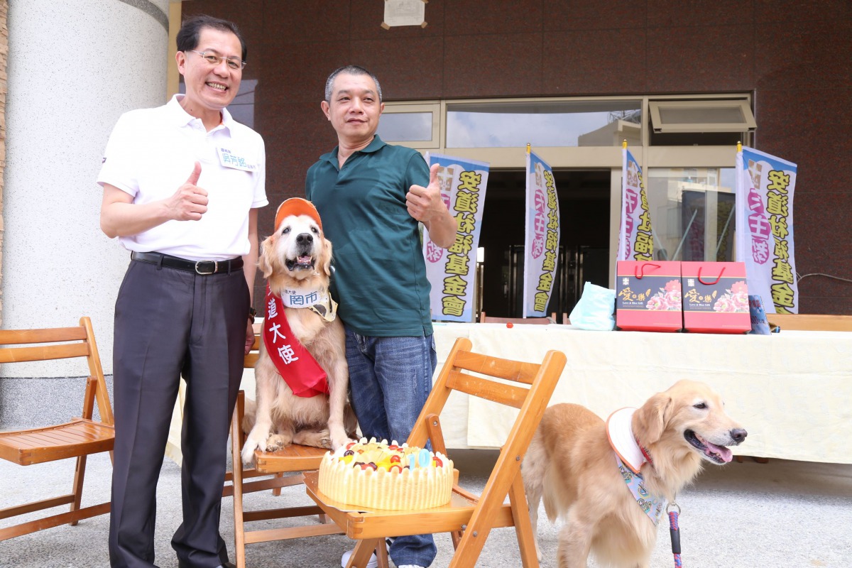 嘉義縣副縣長吳芳銘(左)與「罔市」和「蕗米」的飼主邱圍。 嘉義縣政府/提供