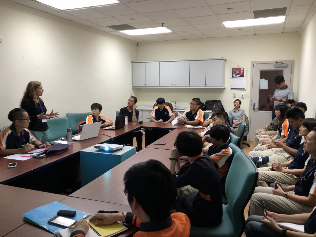 Dr. Allison與屏東海生館人員交流海洋生物的照護與醫療。 海生館/提供