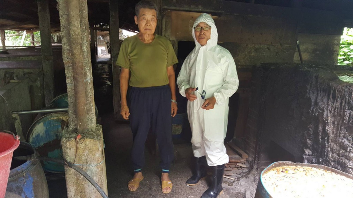 黃佳重獸醫師(右)退休後仍然為新北市偏鄉養豬戶服務。 新北市動保處/提供