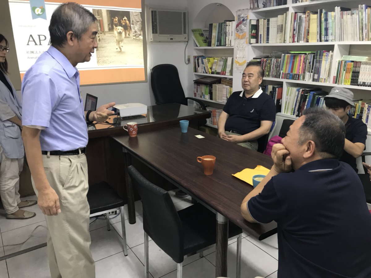 錕P(右1)帶著競選團隊來到APA相互討論動保議題。 姚崇仁/攝