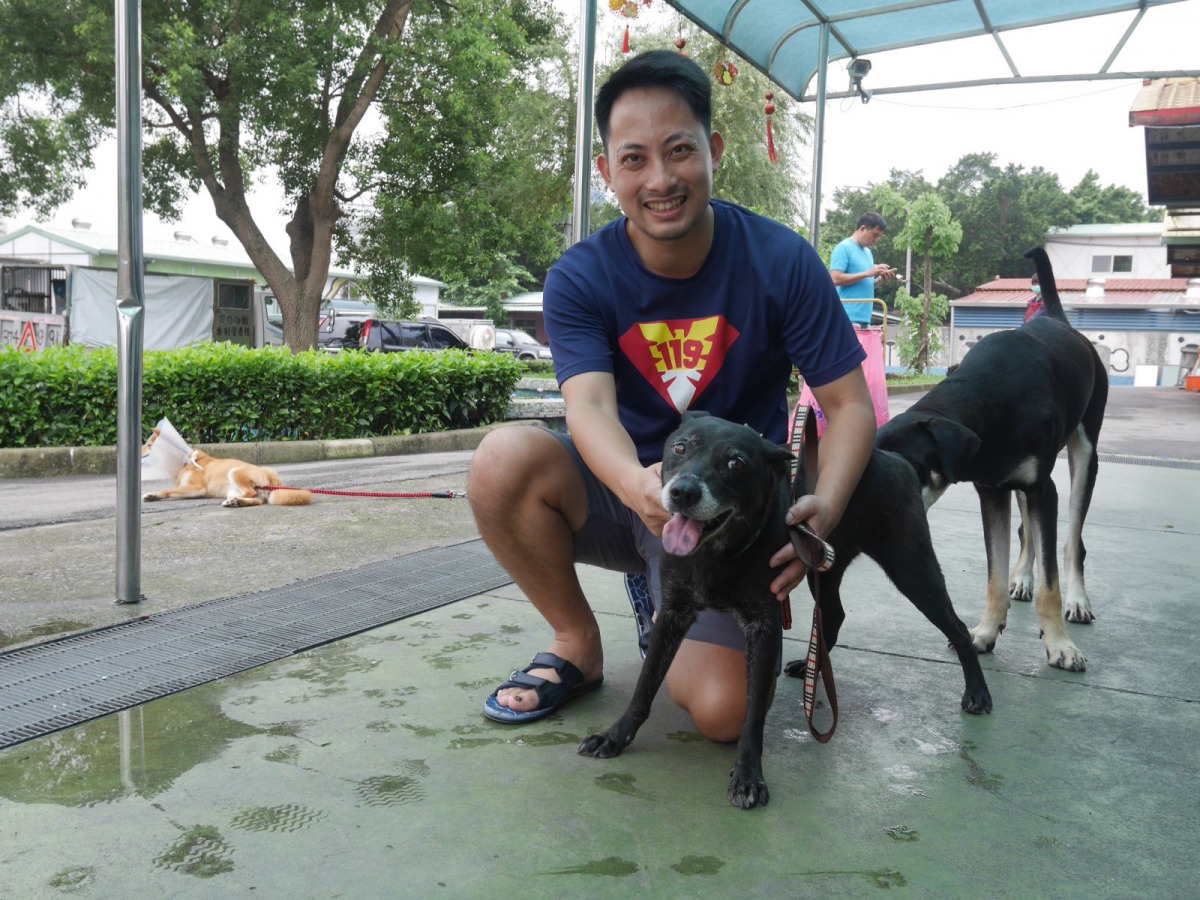 新北市消防局樹林分隊到板橋動物之家認養「黑妞」。 新北市動保處/提供