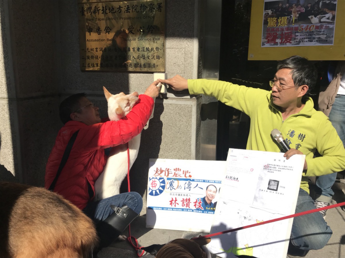張媽媽與自己心愛的浪狗一起按鈴控告。 姚崇仁/攝