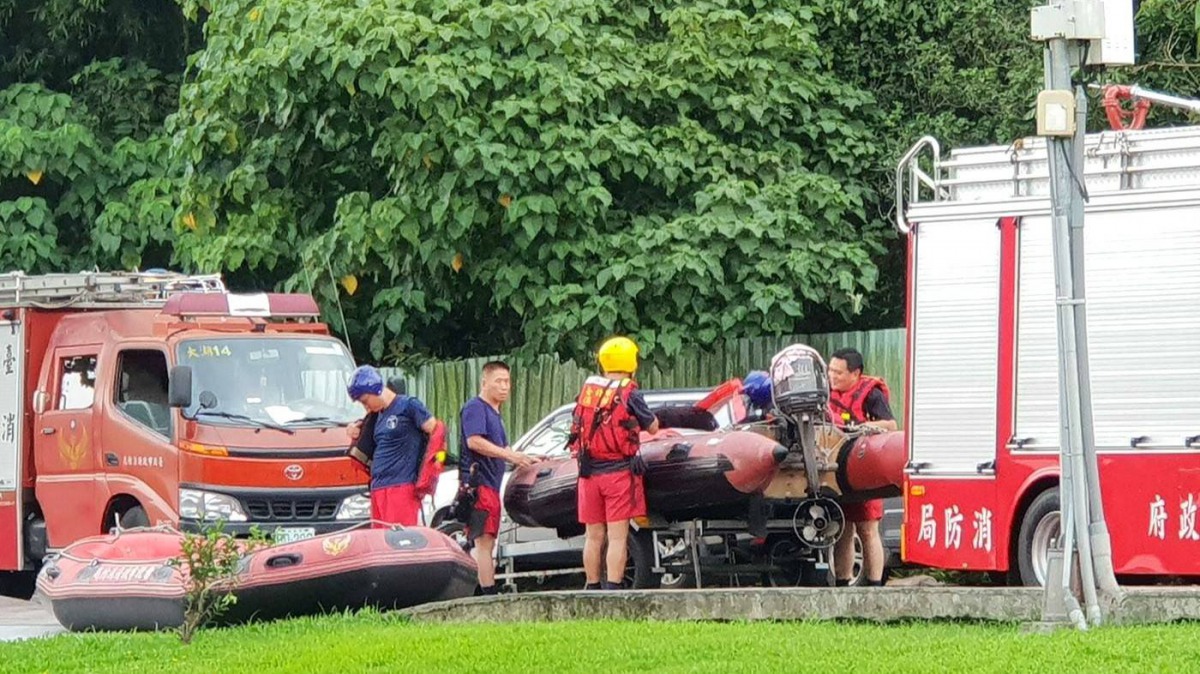 今年6月消防局出動橡皮艇救援落水的「小寶」。 溫芳玲/提供