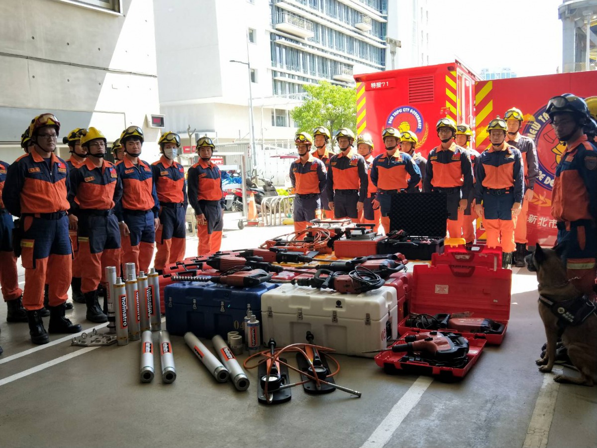 新北市消防局特搜隊員整備了生命探測儀等機具與搜救犬一起投入救災。 新北