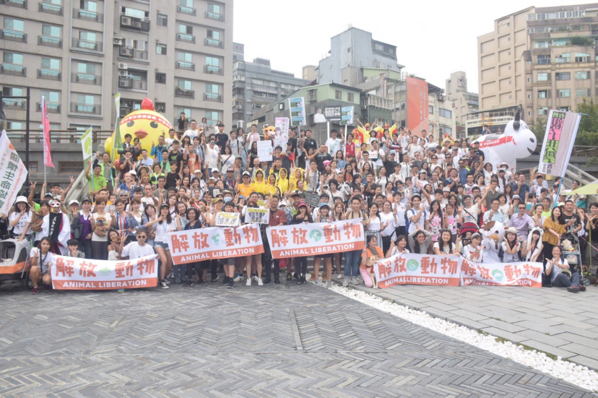 今年近400位民眾站出來替動物權利發聲,比起去年增加許多。 姚崇仁/攝
