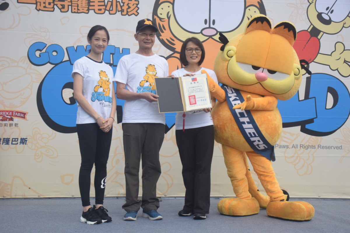 社團法人中華民國保護動物協會李朝全理事長也回贈感謝狀給思克威爾公司。 姚崇仁/攝