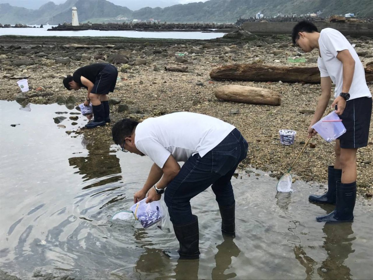 基隆市府會同環保局、海洋大學及海科館人員進行樣本採樣及水質檢測作業。 基隆市政府/提供
