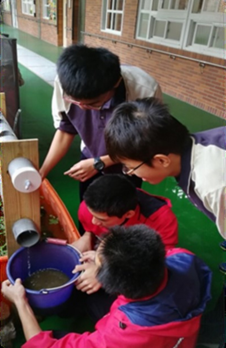學生們共同維護魚菜共生的水池。 教育部/提供