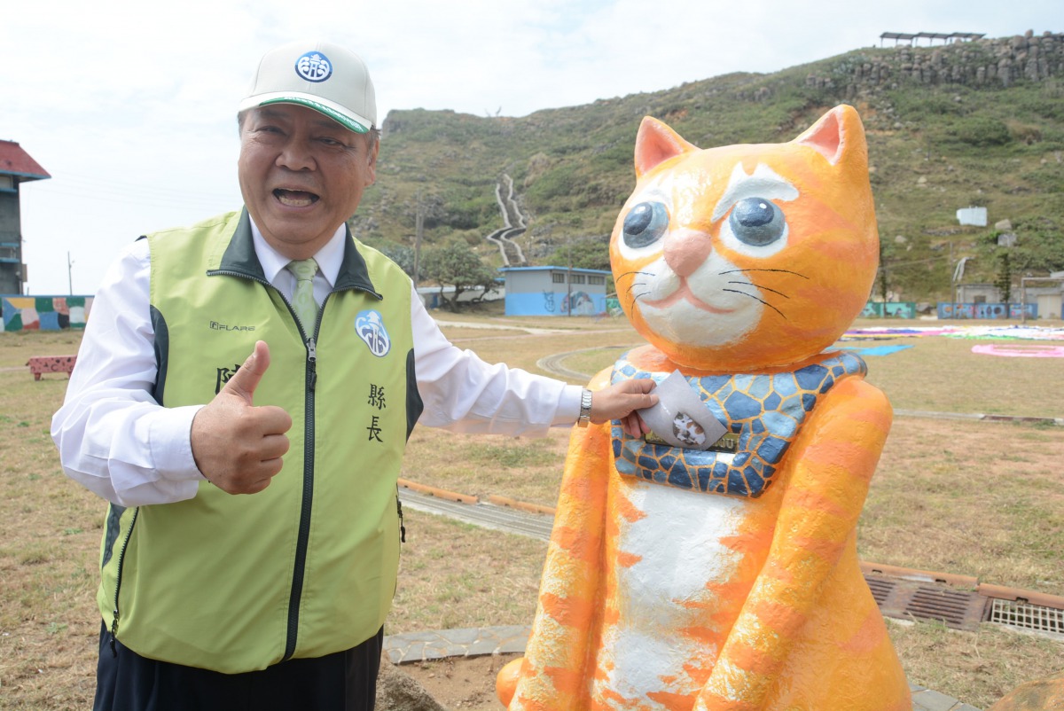 澎湖縣長與貓咪造型郵筒。 澎湖縣政府/提供