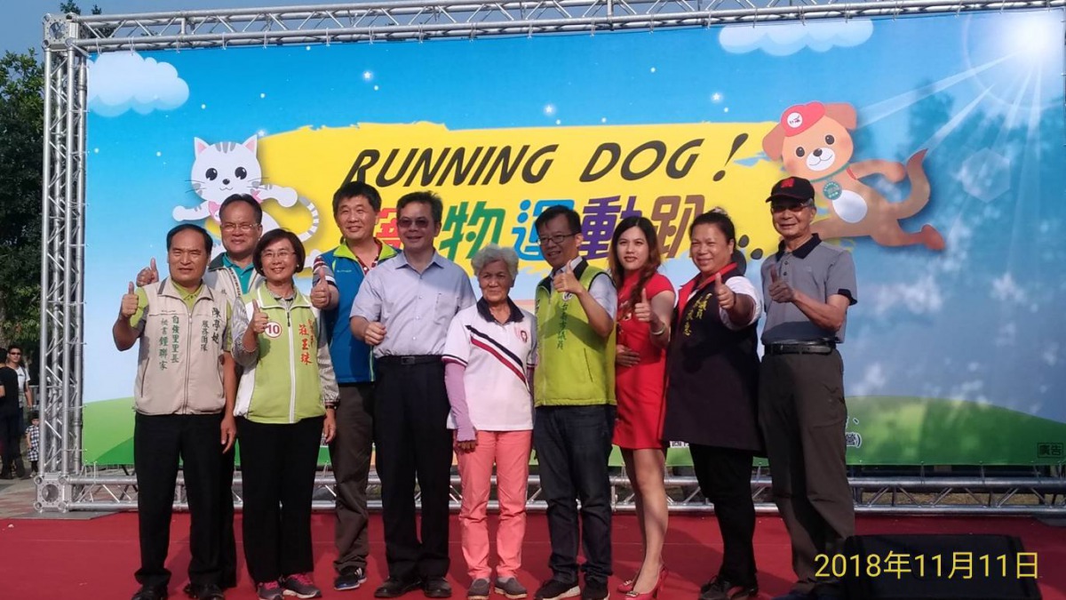 台南獸醫公會李朝全理事長(右一)也到場響應寵物運動趴。 台南市動保處/提供