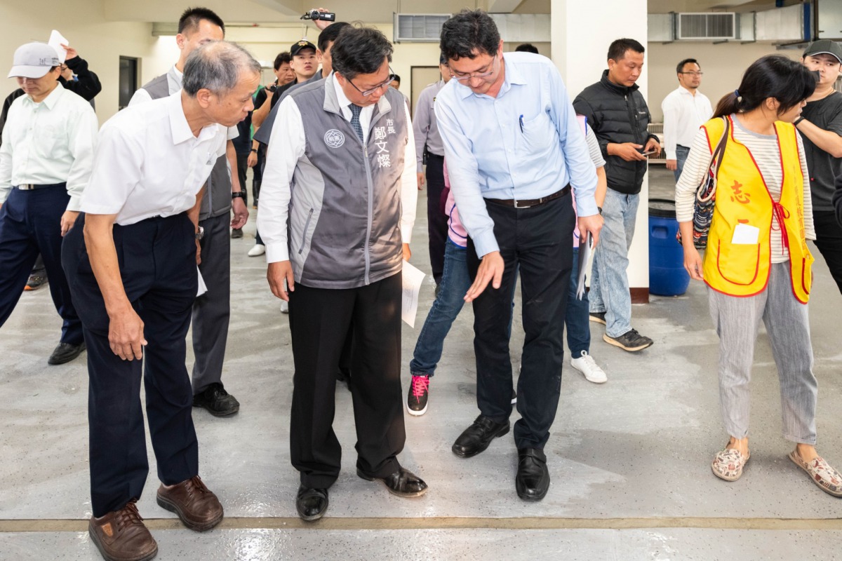 視察犬舍內的排水導流溝的設計是否正常。桃園市政府/提供