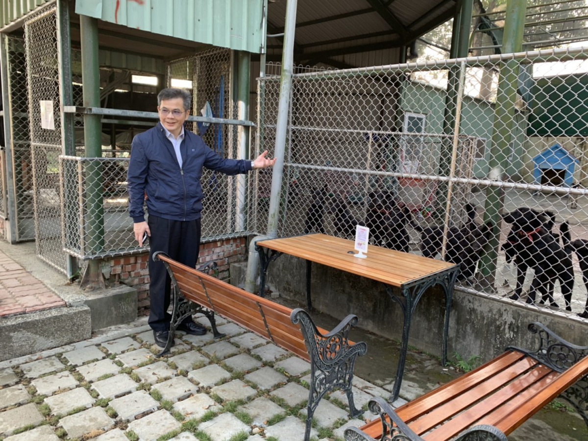 圍網外放置桌椅讓來訪的民眾可以近距離觀察犬隻。 台南市動保處/提供