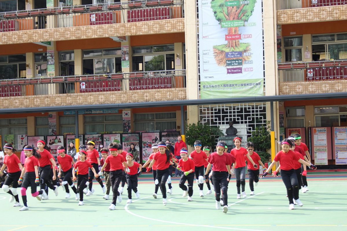 小朋友們在授贈儀式上重現快閃活動時的舞蹈。 APA/提供