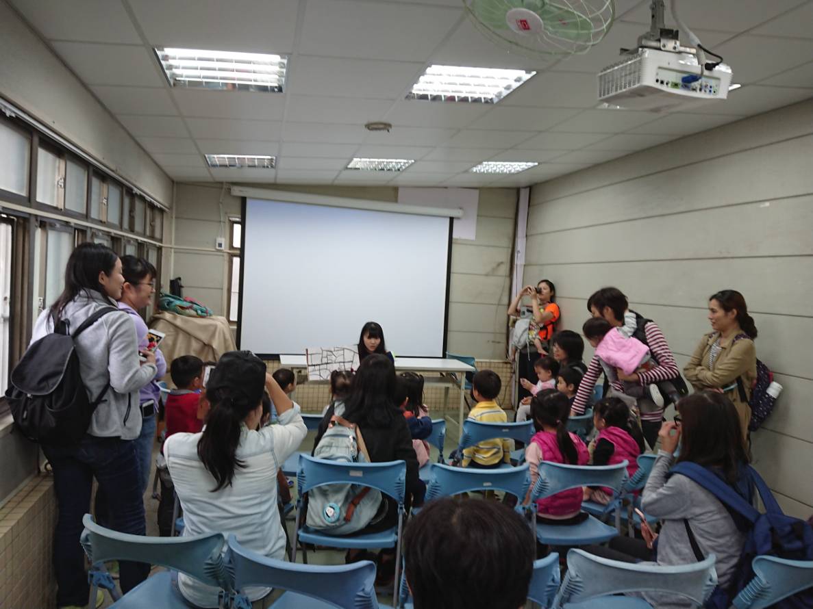 家長與小朋友一起上課。 新北市動保處/提供