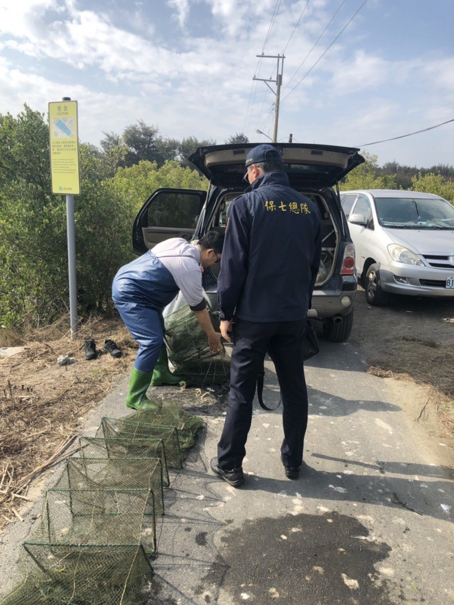 警方一共拆除6具蜈蚣漁網。保七台江分隊/提供