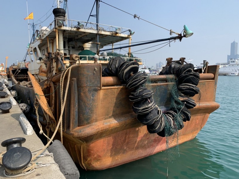 越界漁船使用對海洋底棲生態破壞較大的滾輪式拖網捕魚。海巡署艦隊分署/提供