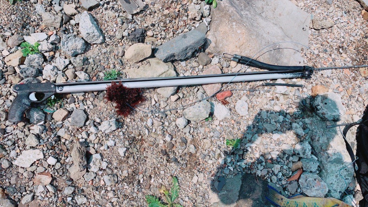 周姓男子作業用之魚槍。第二岸巡隊/提供