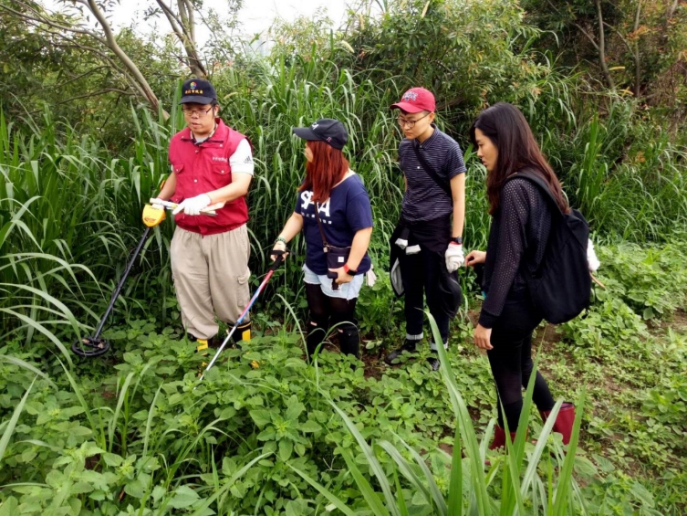 動保巡查隊利用金屬探測器找尋捕獸鋏。 新北市動保處/提供