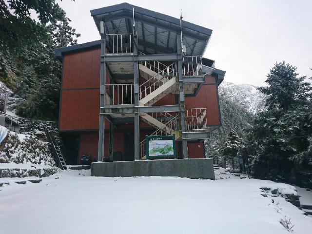 玉山在2月的時候容易下雪。(1月31日排雲山莊雪地面貌)。 玉管處/提供