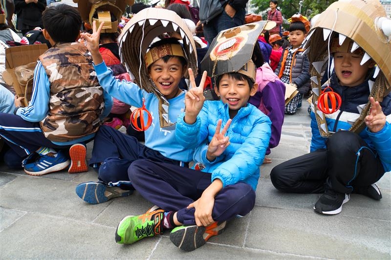 小朋友們都很喜歡自己親手做的道具。根與芽生態教育中心/提供