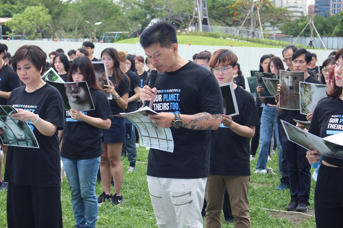 歌手大支帶頭宣讀動物權利宣言。 姚崇仁/攝