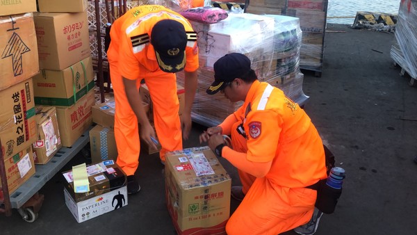 海巡署在端午節前夕無預警擴大稽查，防止豬肉等違禁物品入境。第五巡防區指揮部/提供