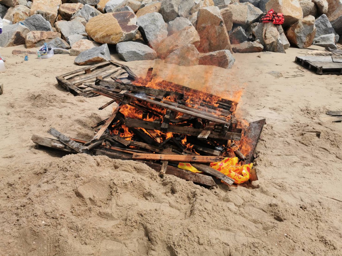 防疫人員將豬屍焚燒掩埋處裡。金門縣政府/提供