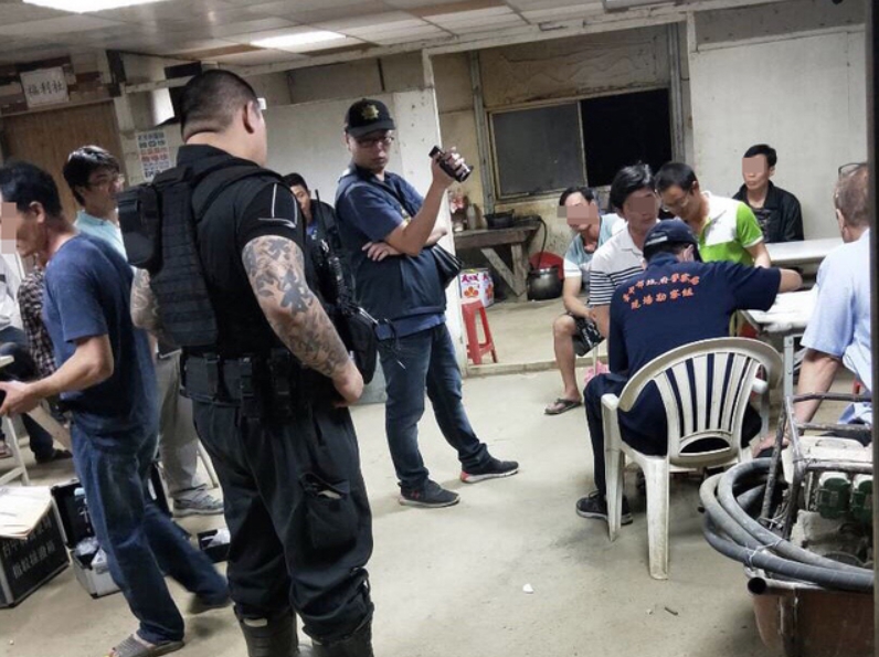 台中動保處機動稽查員李榮峰(左二)與警方一同破獲豐原狗肉案。 資料照 台中市警察局豐原分局/提供